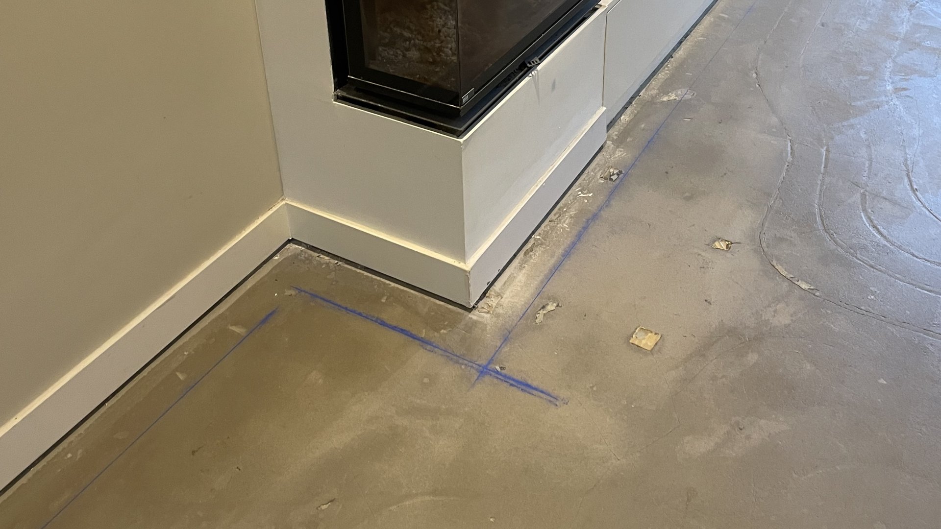 Egaliseren Het egaliseren van een vloer ter voorbereiding van het leggen van een nieuwe houten vloer door Themen Floors uit Amsterdam.