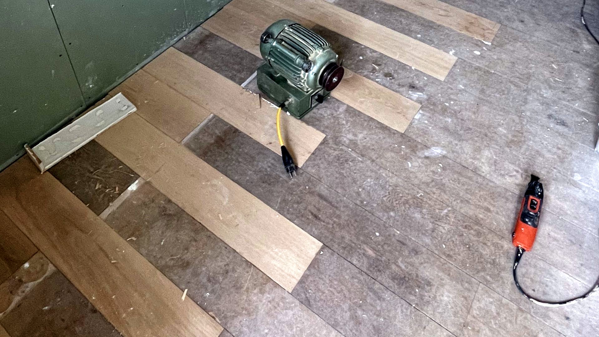 Renovatie en reparatie Renovatie en reparatie van een houten vloer door Themen Floors uit Amsterdam.