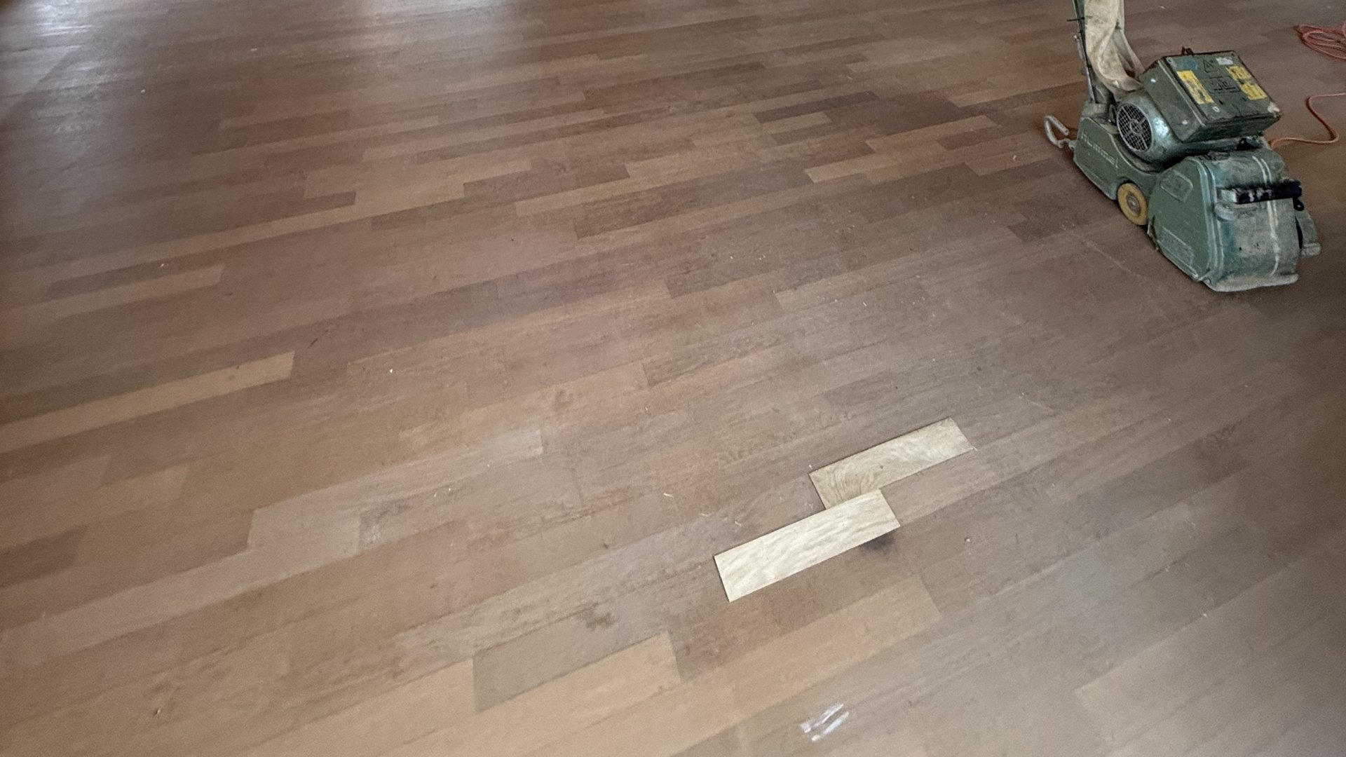 Renovatie van een houten vloer waarbij Themen Floors enkele beschadigde delen heeft vervangen