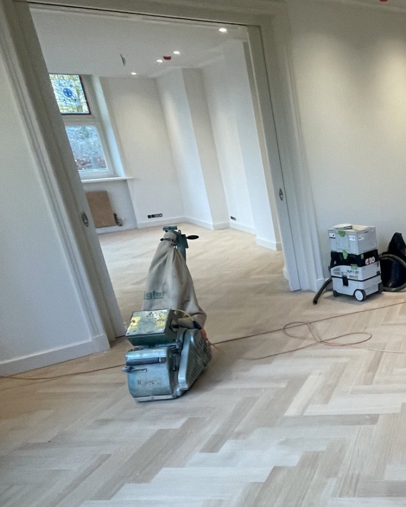 Houten vloer schuren Een houten visgraatvloer door Themen Floors uit Amsterdam laten schuren