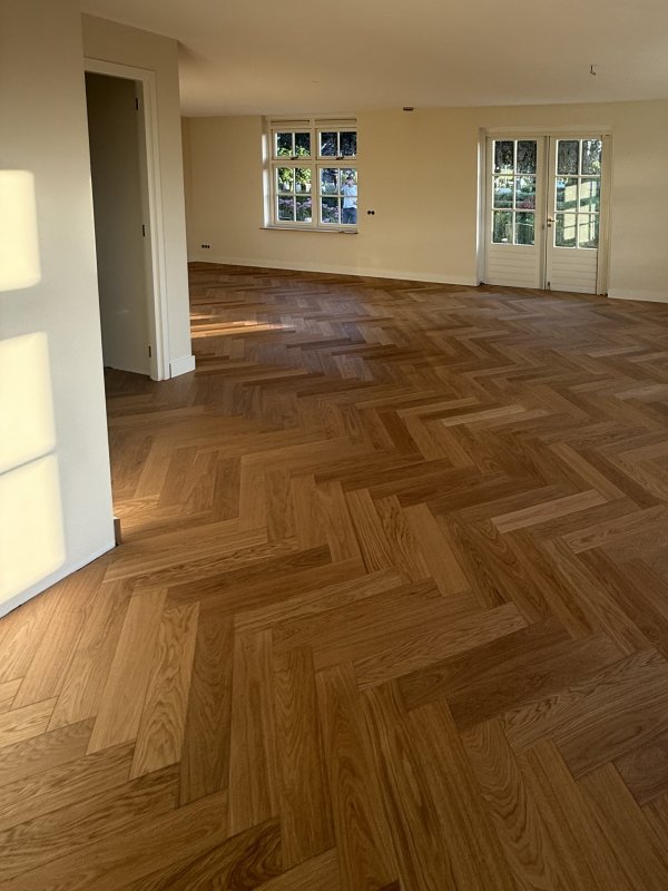 Visgraat patroon Houten vloer in visgraat patroon gelegd door Themen Floors uit Amsterdam